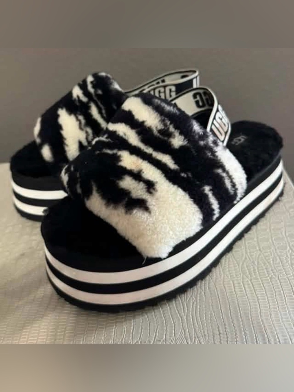 UGG Slip-on Open Toe Plush Faux Fur Shearling Slides Slippers Black White 7
